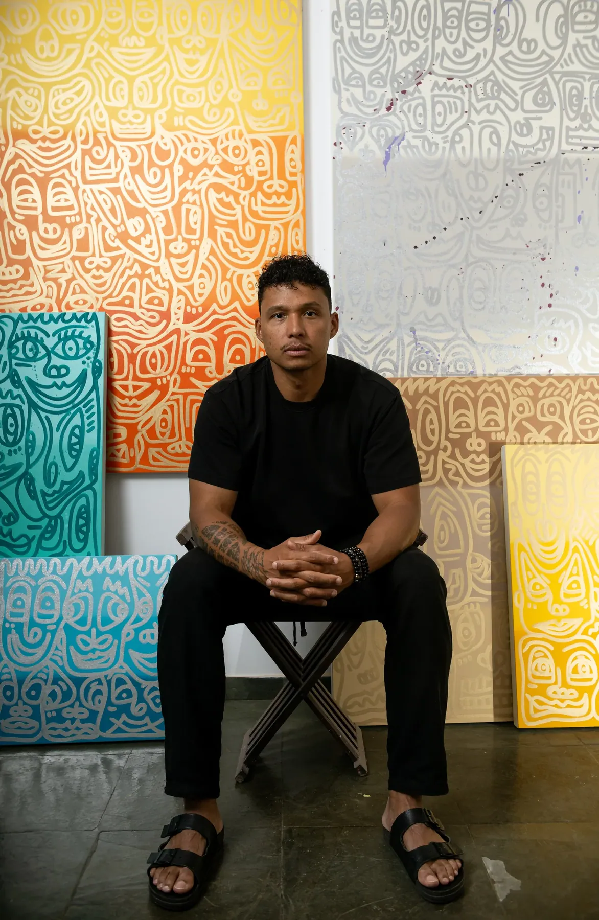 Romulo Kuranyi in seinem Atelier, umgeben von farbintensiven Werken